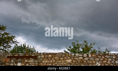 Ende Sommer Sturm Wolken über die Mauern einer alten baufälligen Bauernhaus in der Region Friaul im Nordosten Italiens Stockfoto