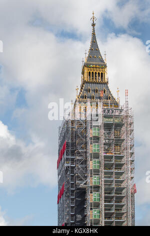 Gerüste, Sanierung, um das Elizabeth Tower des Big Ben, London, England, November 2017 zu ermöglichen. Stockfoto