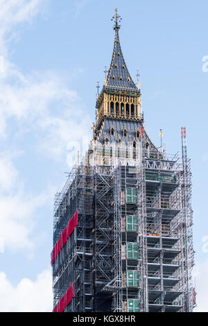 Gerüste, Sanierung, um das Elizabeth Tower des Big Ben, London, England, November 2017 zu ermöglichen. Stockfoto