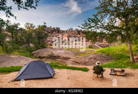 Camper auf dem Zeltplatz in Enchanted Rock State Natural Area in Hill Country in der Nähe von Fredericksburg, Texas, USA Stockfoto