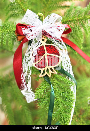 Dekorative weihnachten Granatapfel am Baum - Christmas Ornaments Home Decor Stockfoto