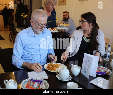 Arbeitsleiter Jeremy Corbyn und Parlamentsabgeordnete Laura Pidcock in Geraldine's Cafe in Consett, County Durham. Stockfoto