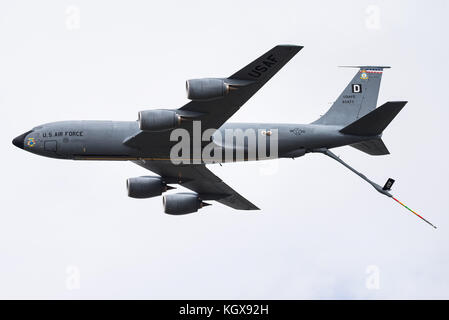 Ein USAF Boeing KC-135 R Stratotanker Tankflugzeug der 351 Air Refuelling Squadron während ein Flypast bei der RIAT 2017 Airshow. Stockfoto