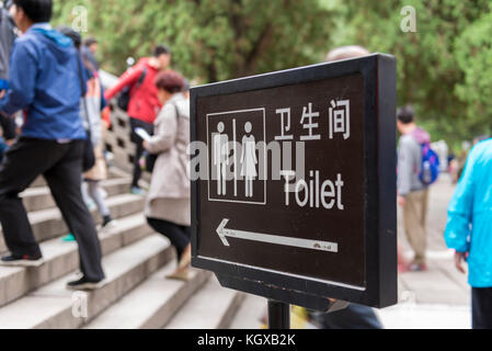 Wc Hinweisschild auf Chinesisch (Mandarin) Stockfoto