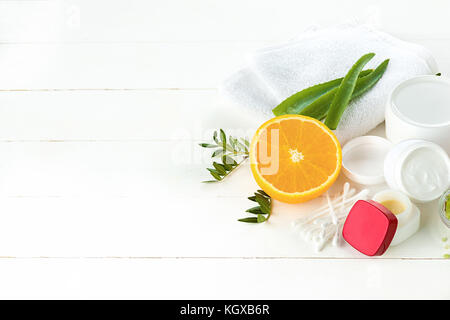 Spa-Konzept mit Salz, Minze, Lotion, Handtuch auf weißem Hintergrund Stockfoto