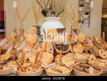 Auswahl an verzierten Brot Brote auf ein luxuriöses Restaurant Buffet Bar Stockfoto