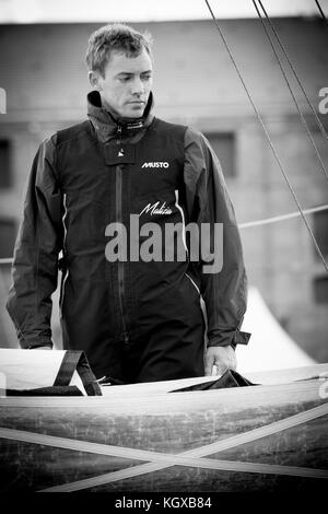 Portrait Skipper Noir et Blanc - Schwarz-Weiß-Porträt des Skippers. Thomas Ruyant Stockfoto