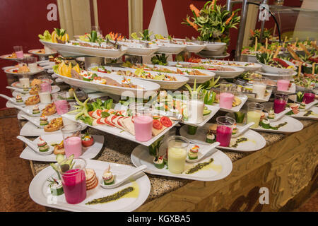 Anzeige für die Auswahl von à-la-carte-Salat essen zu einem Luxus Restaurant Buffet Bar Stockfoto