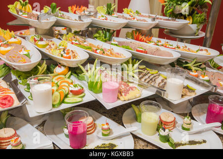 Anzeige für die Auswahl von à-la-carte-Salat essen zu einem Luxus Restaurant Buffet Bar Stockfoto