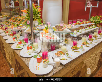 Anzeige für die Auswahl von à-la-carte-Salat essen zu einem Luxus Restaurant Buffet Bar Stockfoto