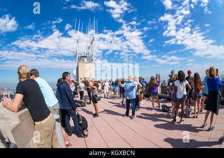 New York USA New York Menschen auf der Dachterrasse an der Spitze des Felsens Besucherattraktion Rockefeller Center Midtown Manhattan New York USA Stockfoto