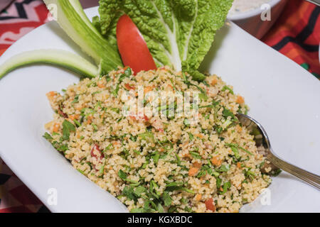 Anzeige für die Auswahl von Couscous Salat essen zu einem Luxus Restaurant Buffet Bar Stockfoto