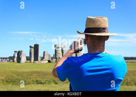 Tourist, der ein Foto von Stonehenge in England, Großbritannien. Stockfoto