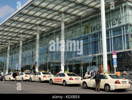 Warteschlange der Taxis vor dem Bahnhof, Berlin, Deutschland Stockfoto