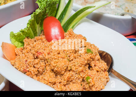 Anzeige für die Auswahl von Couscous Salat essen zu einem Luxus Restaurant Buffet Bar Stockfoto