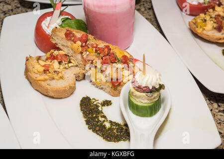 Anzeige für die Auswahl von à-la-carte-Salat essen zu einem Luxus Restaurant Buffet Bar Stockfoto