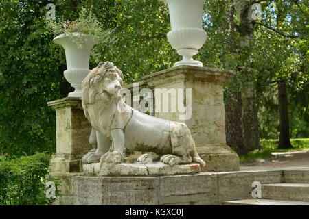 Steinernen Löwen im Park als ein Element der Gestaltung der Landschaft. Stockfoto