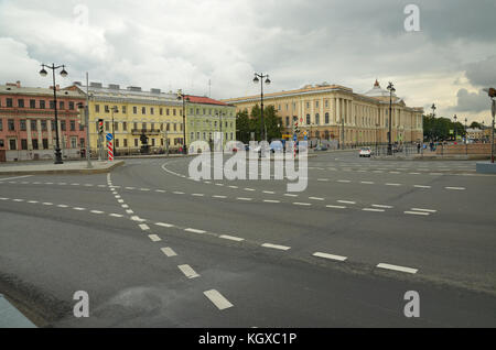 Markierungen auf den Straßen teilen Sie es in verschiedene Bahnen. Stockfoto