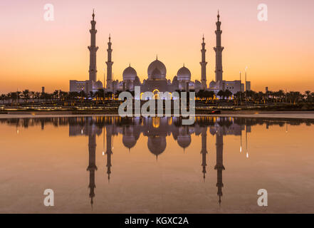 Scheich Zayed Moschee in Abu Dhabi nach Sonnenuntergang Stockfoto