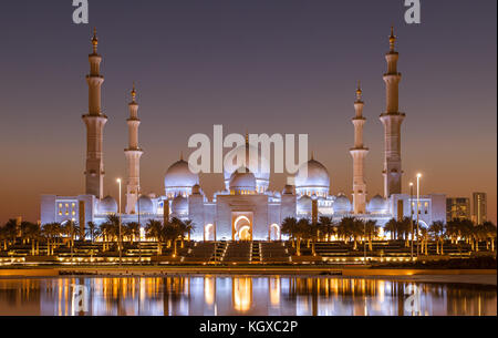 Scheich Zayed Moschee in Abu Dhabi nach Sonnenuntergang Stockfoto