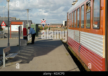 Thyboron, Dänemark - 26. August 2005: Der Bahnmeister leert die Briefkasten in Thyboroen vor der Abfahrt. Stockfoto