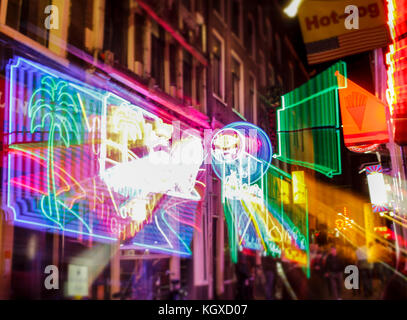 Farbige Lichter in der Stadt Amsterdam --- Amsterdam, AMS, Niederlande, holland - 16. September 2011: Bewegte Lichter im Rotlichtviertel Amst Stockfoto