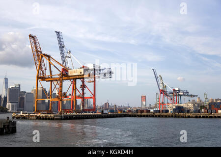 Blick auf Krane in Red Hook Container Terminal in New York. Stockfoto