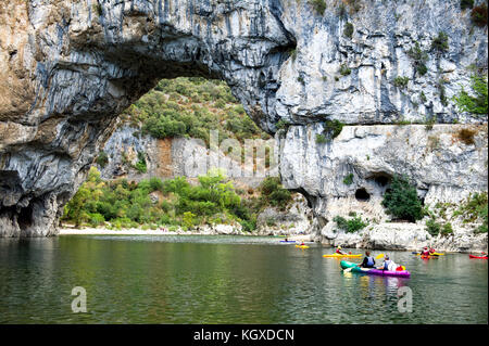 Frankreich. Ardeche (07). Schluchten der Ardèche. Vallon Pont d'Arc, hoher Ort der Vorgeschichte. Die berühmte Pont d'Arc Natural Arch über 60 Meter Stockfoto