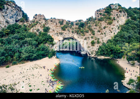 Frankreich. Ardeche (07). Schluchten der Ardèche. Vallon Pont d'Arc, hoher Ort der Vorgeschichte. Die berühmte Pont d'Arc Natural Arch über 60 Meter Stockfoto