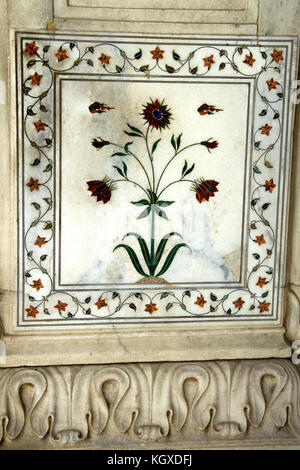 Schönes Design von Blüten, Knospen, Blätter auf Marmor am Red Fort, Delhi, Indien, Asien Stockfoto