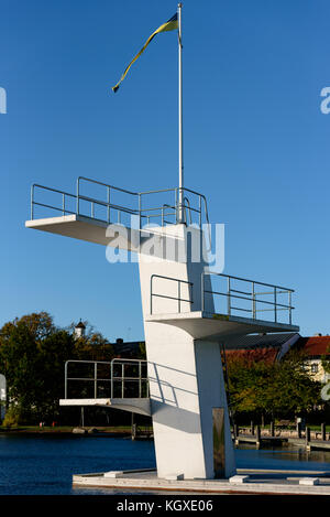 Weißer Beton tauchen Der Tower oder die auf dem sprungturm in der Morgensonne am öffentlichen Strand gesehen. Standort Karlskrona, Schweden. Stockfoto