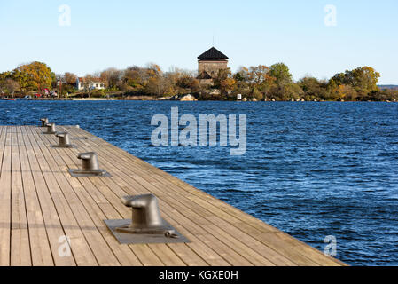 Alte militärische Lagergebäude auf der kleinen Insel in Karlskrona (Schweden) Archipel als von einer hölzernen Pier gesehen. Stockfoto