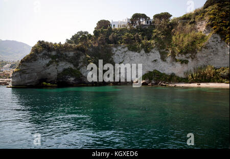 Insel Ischia, Italien. strand in der nähe von Lacco Ameno mit einer schönen Villa in der Oberseite des Kap Schuss aus dem Meer Stockfoto