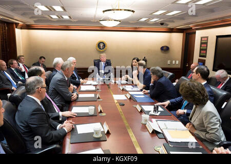 Präsident Donald J. Trump erhält ein Briefing über die Hilfs- und Wiederauffüllungsbemühungen des Hurrikans Maria am 26. September 2017 Stockfoto