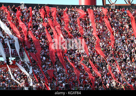 MONUMENTAL STADION, BUENOS AIRES, ARGENTINIEN - NOVEMBER 2017 - River Plate Fußball-Fans feiern, bevor das Spiel beginnt Stockfoto