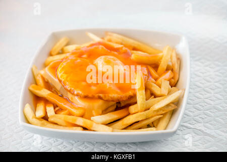 Francesinha - eine portugiesische Sandwich mit Pommes, ursprünglich aus Porto, Portugal Stockfoto