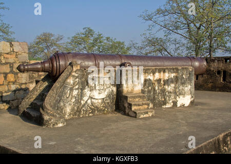 Kanone auf Sockel am Fort in Jhansi installiert, Uttar Pradesh, Indien, Asien Stockfoto