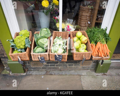 Frisches Obst und Gemüse für den Verkauf außerhalb der Shop im VEREINIGTEN KÖNIGREICH Stockfoto