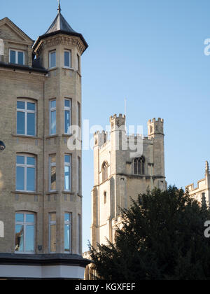 Der Turm der St. Mary's Kirche und Universität Cambridge Unterkunft Gebäude in einem Cambrudge skyline UK Stockfoto