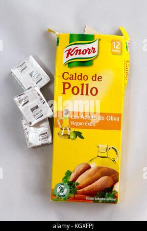 Box der Spanischen knorr Hühner Brühwürfel auf weißem Hintergrund Stockfoto