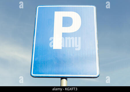 Parkplätze vor Schild auf Blau Metallplatte auf klaren Himmel Stockfoto