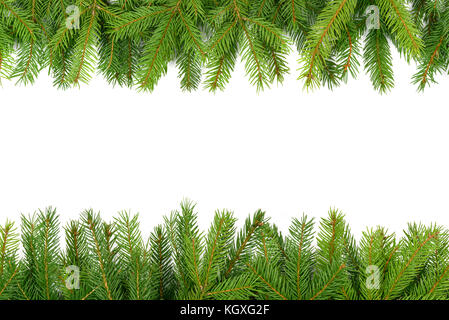 Mock up mit Weihnachtsbaum oder neues Jahr Grenze. Fichte Zweige in einer Reihe gestapelt auf einem weißen Hintergrund (hoch). Stockfoto