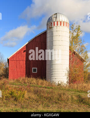 Rote Scheune und weißem Silo auf einem Bauernhof in Stowe Vermont Stockfoto
