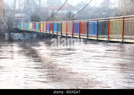 Ein voll Wasser Fluss nach starken Regenfällen und Überschwemmungen. starke Strömung, schmutziges Wasser, Matsch. Stockfoto