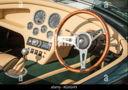 Qualität Leder Innenraum und Armaturenbrett eines high performance Luxus Sport - Auto Stockfoto