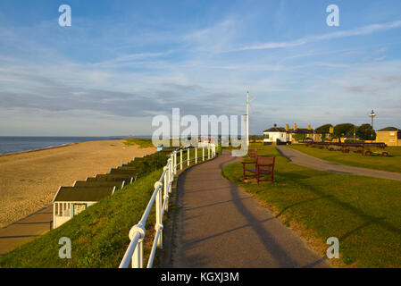 Am frühen Morgen Sonnenschein an Gun Hill Promenade, Southwold, Suffolk, England Stockfoto