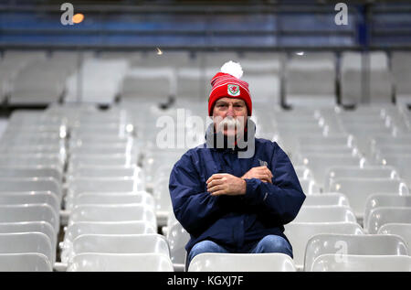 Ein walisischer Fan in den Tribünen vor dem Internationalen Freundschaftsspiel im Stade de France, Paris. Stockfoto