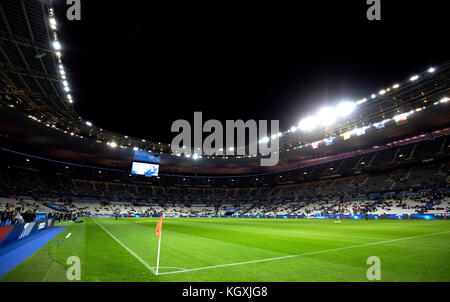 Ein allgemeiner Blick auf das Spielfeld von der Eckflagge vor dem Internationalen Freundschaftsspiel im Stade de France, Paris. Stockfoto