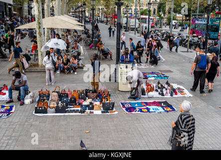 Straße Händler den Verkauf von gefälschten Waren auf den Straßen von Barcelona, Spanien Stockfoto