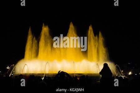 Der Magische Brunnen von Montjuïc. Ein Brunnen Anzeige gespielt zu Licht und Musik, Barcelona, Spanien. Stockfoto